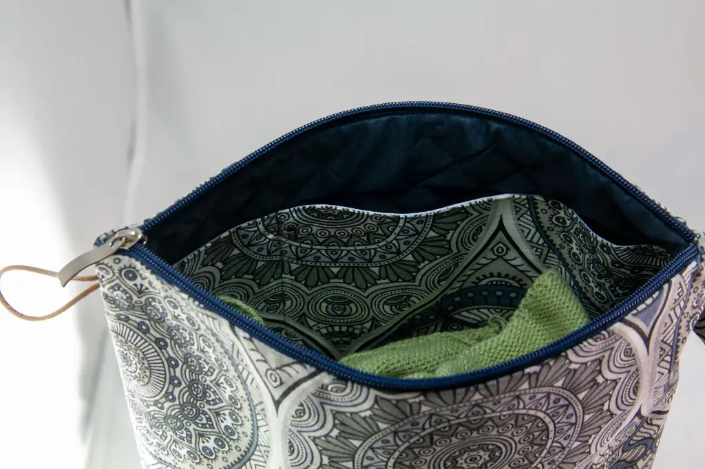 Inside Zipper Mandala Grey XL.webp