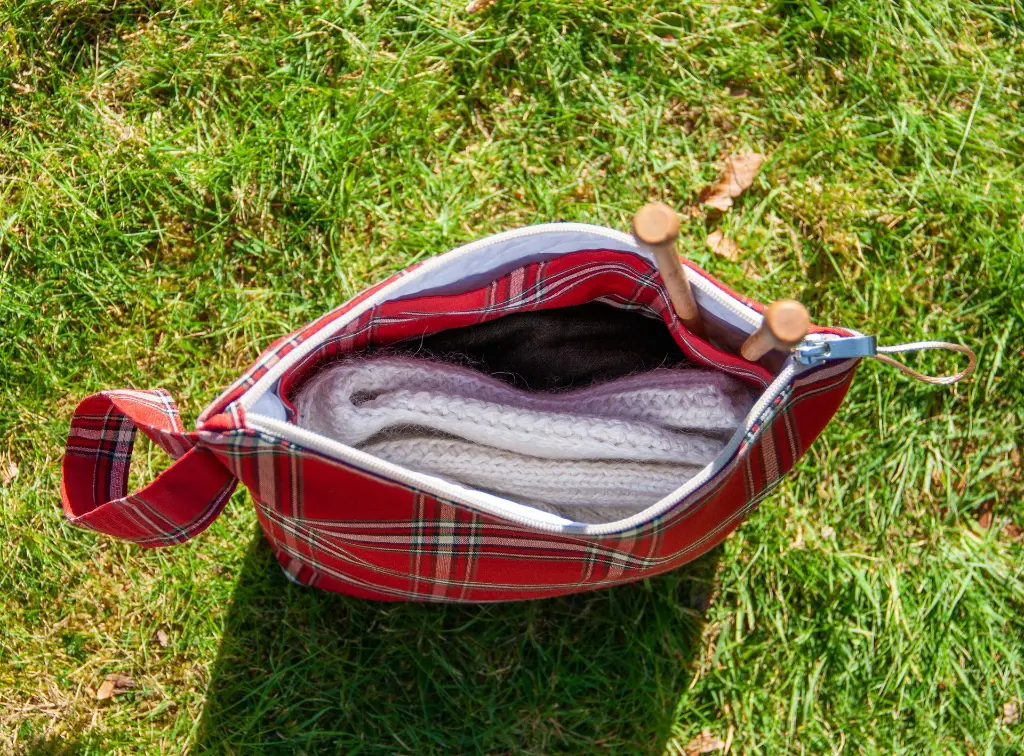 Zipper Plaid Red XL Inside with Socks_.webp