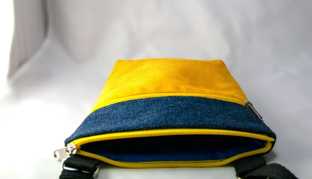Top Crossbody Purse  Yellow Blue S.webp