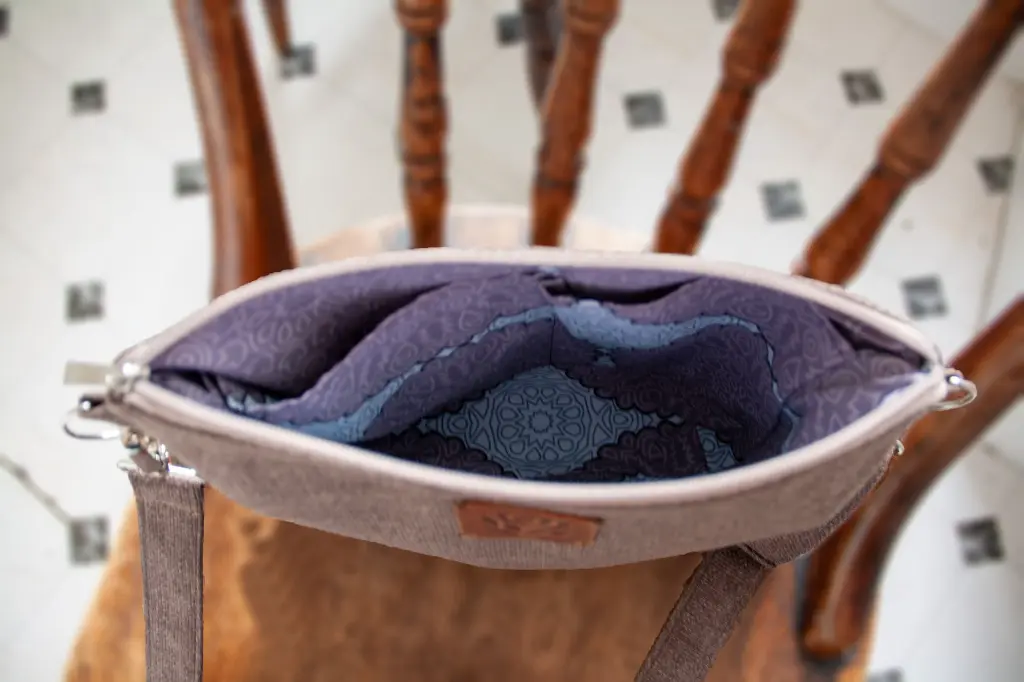 Medium Crossbody Bag Orsa Coffee with Milk M Inside.webp