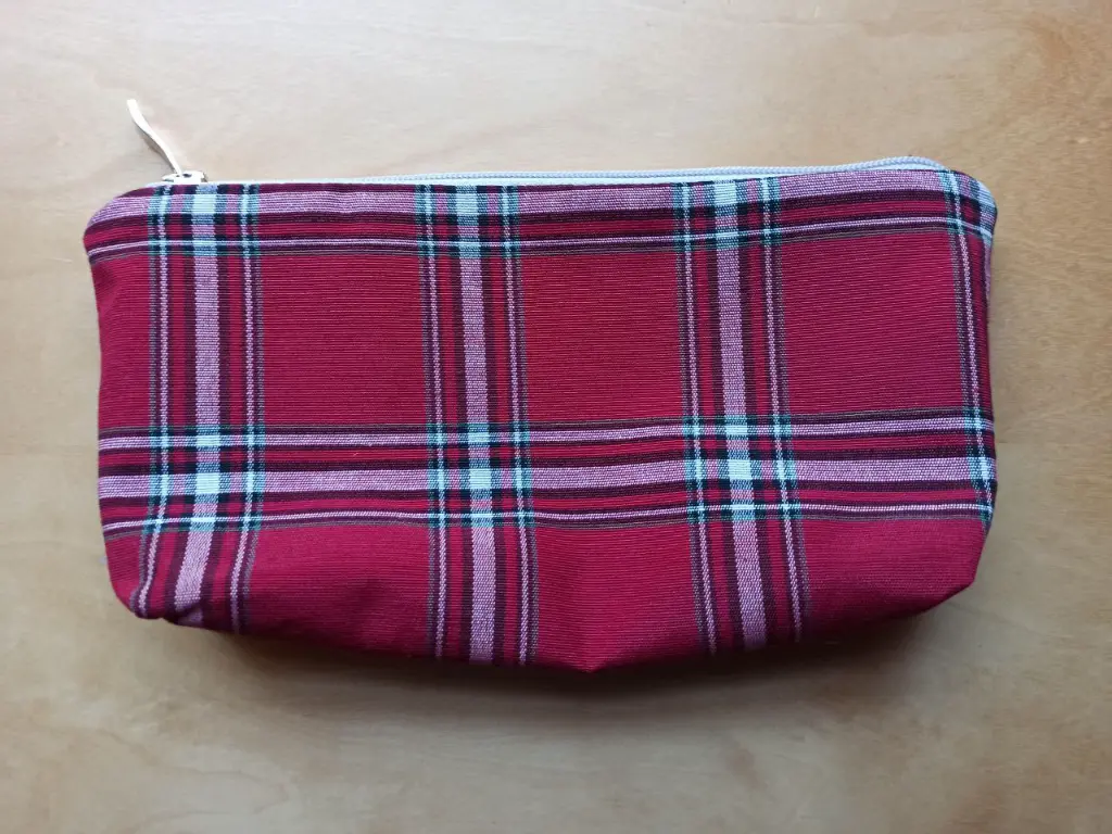 Notions Pouch Plaid Red M.webp