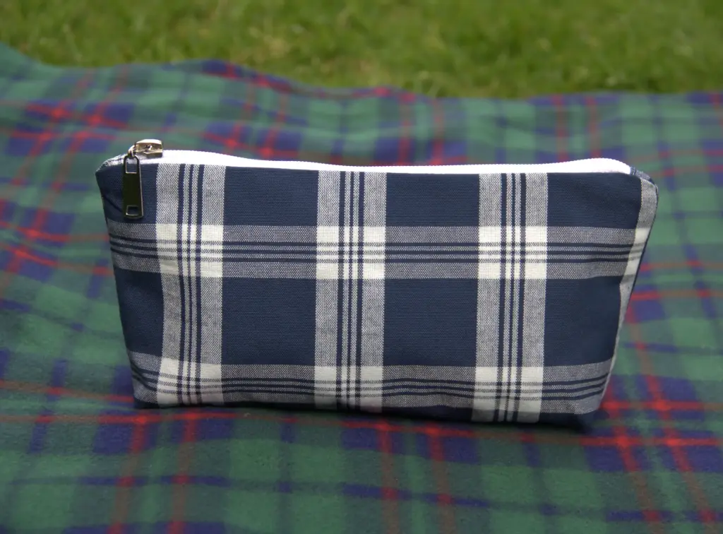 [npz-plaid-rust-navy-m] Zipper Notions Pouch Plaid Rustikana Navy M